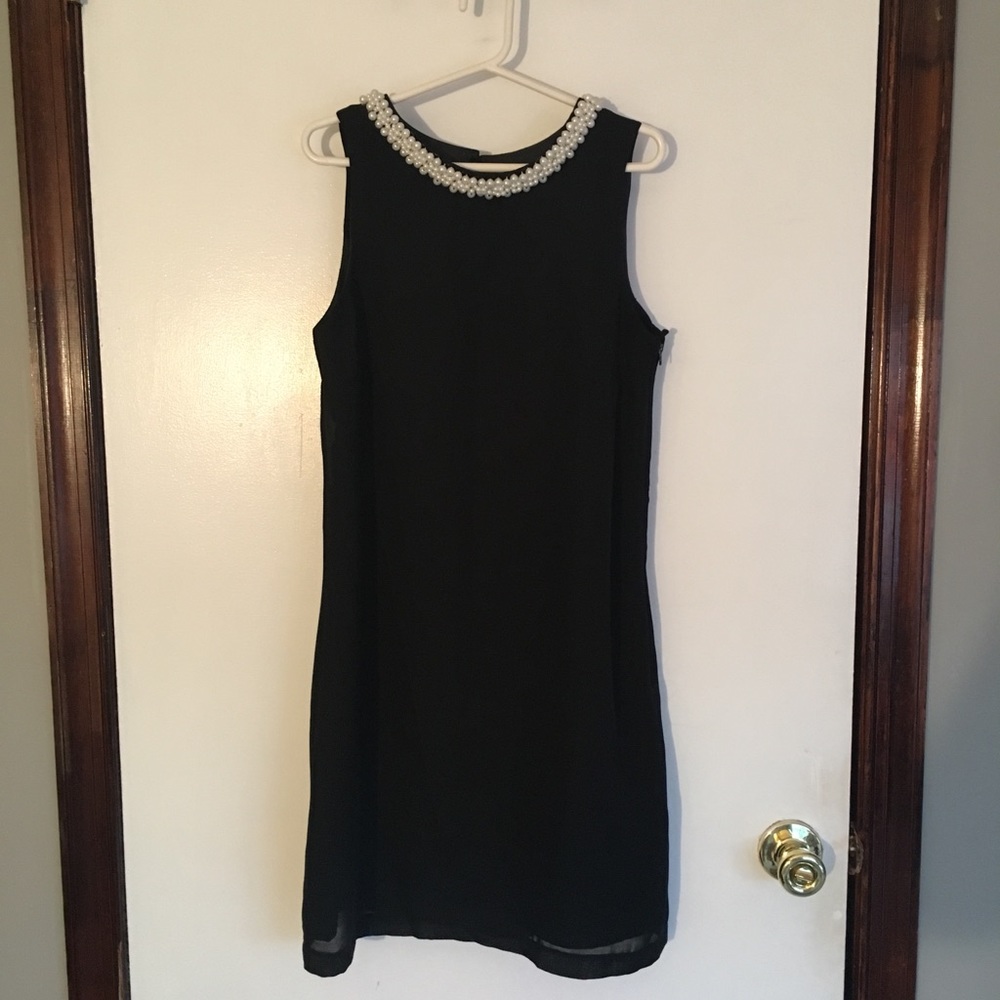 Little black dress with pearl collar - Picture 1 of 5